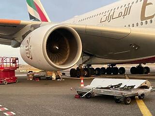 Azonosítatlan tárggyal ütközött az Emirates menetrend szerinti járata