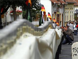Egy kilométer hosszan kígyózott a bor Tokaj utcáin