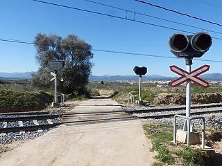 A GYSEV  táblákat helyezett ki a vasúti átjárókban
