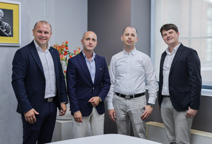 Balról jobbra: Ferenc Rigó (CEO, Szallas Group), Ionut Nedea (alapító és CEO, Creative Eye SRL), Adam Rogaliński (VP Corporate Development, Wirtualna Polska Holding), Jakub Moczulski (Investment Manager, Wirtualna Polska Holding)