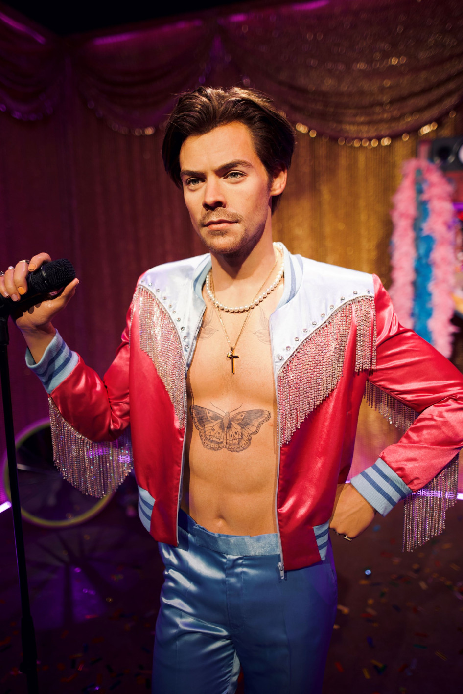 Harry Styles megjelenése olyan különleges, hogy a világ tizenegy Madame Tussauds produkciójában látható figurákon is mind más és más outfitben látható