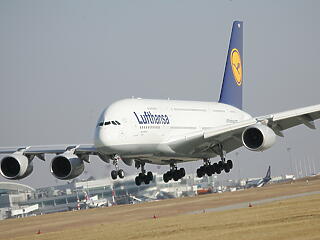 Először landolt Magyarországon A380-as