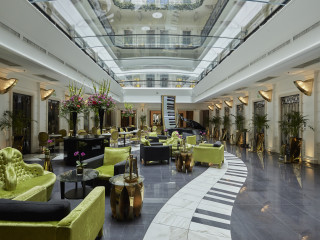Tíz szál gyertya az Aria Hotel Budapest születésnapi tortáján