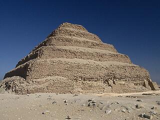Nyitva Dzsószer fáraó sírja a piramisoknál