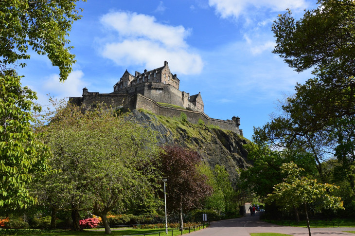A Boszorkányok kútja  a várral szembeb a Royal Mile végén található 