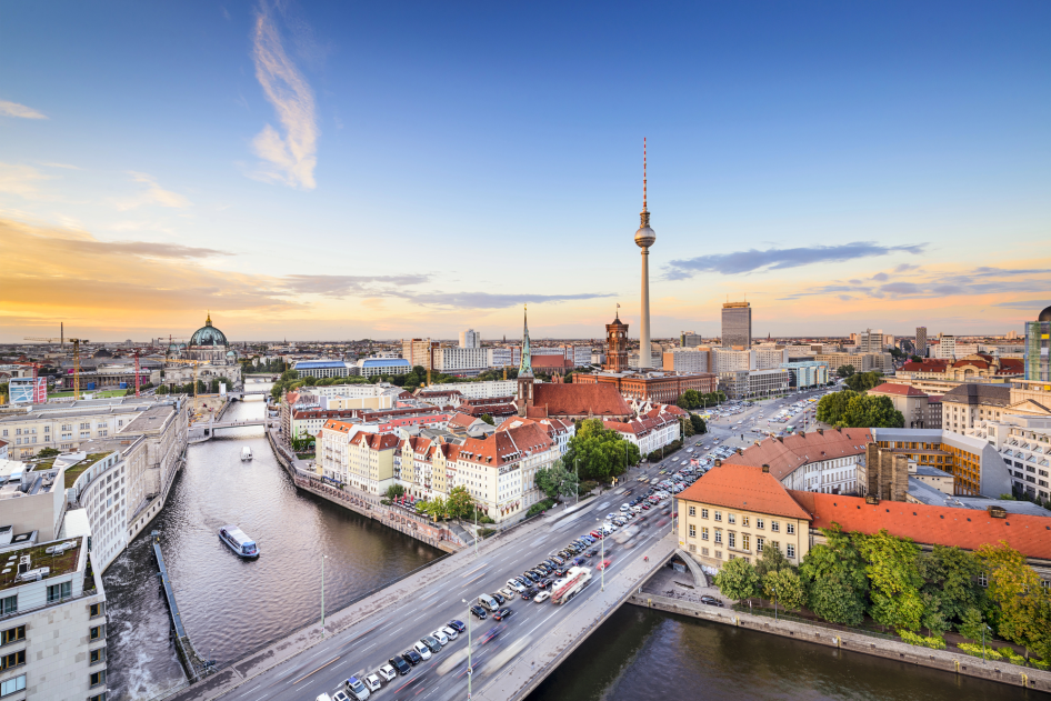 Berlin látképe a Spree folyóval és az ikonikus tévétoronnyal