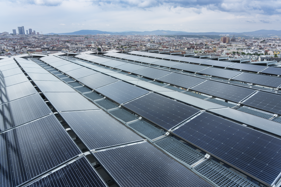 A bécsi Tenger Háza tetején működő Wien Energie 500 napelemes rendszerének egy része 