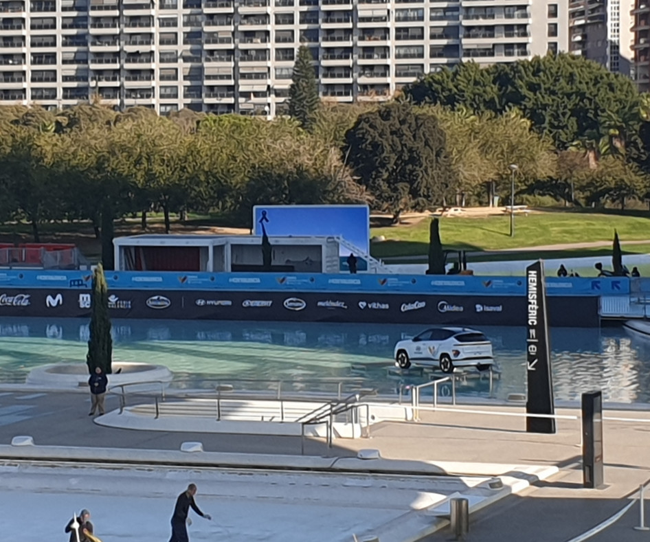 Autó a víz közepén - de ez csupán a Valencia Maraton hívogató marketingeszköze