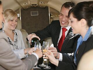 Tényleg másként hat az alkohol repülés közben?