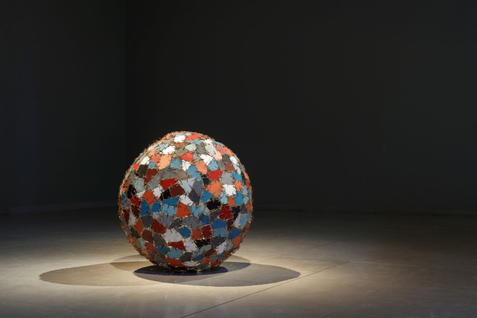 A fotón Kader Attia, chaos+repair=universe, 2016-os alkotása látható