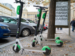 Prágában betiltják az elektromos rollereket