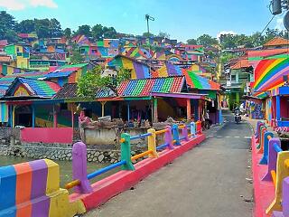A szivárvány színeivel vonzaná a turistákat egy kis falu