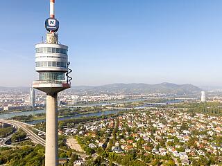 Látványcsúszdát szereltek a bécsi Duna-toronyra