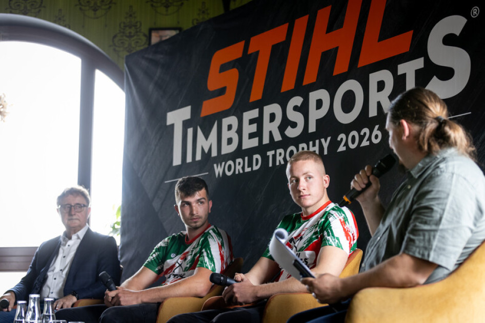 A sajtótájékoztatón a STIHL magyarországi képviselője mellett Strúbel Bence, mellette Urbán Ádám sportfavágó, akik a műsorvezető kérdéseire válaszolnak