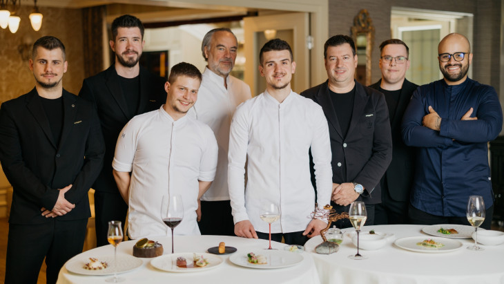 Az étterem teljes csapata, középen az új séffel, Molnár Bencével / Forrás: Arany Kaviár