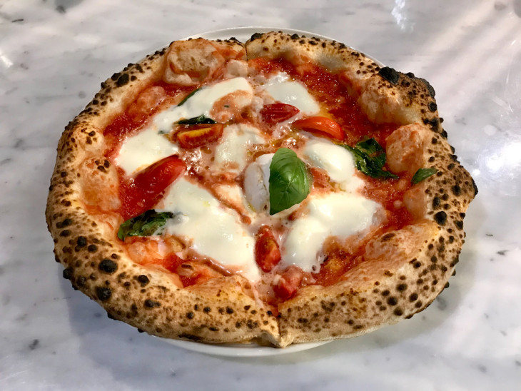 A nápolyi ‘Pizzaiuolo’ egy olyan kulináris gyakorlat, melynek során elkészítik a tésztát, majd fatüzelésű kemencében sütik meg / depositphotos.com