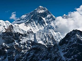 Turisták zuhantak le a Mount Everestnél