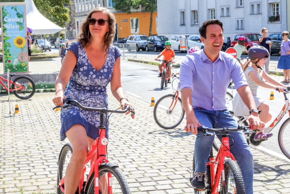 A képen balról jobbra: Ulli Sima, mobilitásért felelős városi tanácsos és Christoph Wiederkehr, alpolgármester látható