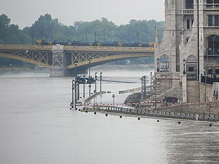 Víz alatt a budapesti rakpartok