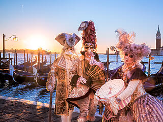 Óriáspatkánnyal nyitották meg a velencei karnevált
