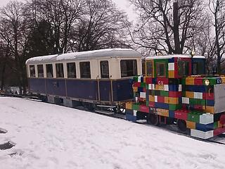 Életnagyságú LEGO mozdony közlekedik a hétvégén
