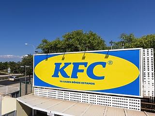 Az Ikeáéra hasonlító logóval hirdeti éttermét a KFC