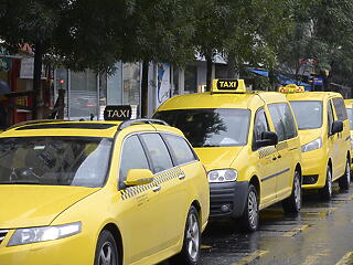 Hétfőtől csak sárga taxikkal lehet utazni Budapesten