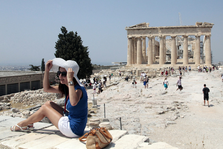 Turista a nyári hőségben az Akropolisznál