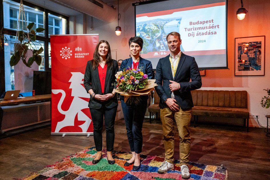 Dr. Bősz Anett és Faix Csaba fogja közre az idei díjazottat, dr. Kiss Kornéliát / Forrás: Képszerkesztőség