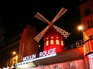 Leszakadtak a párizsi Moulin Rouge szélmalmának lapátjai
