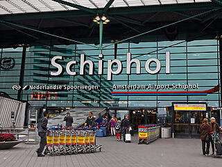 Járattörlésekkel előzné meg az összeomlást az amszterdami reptér