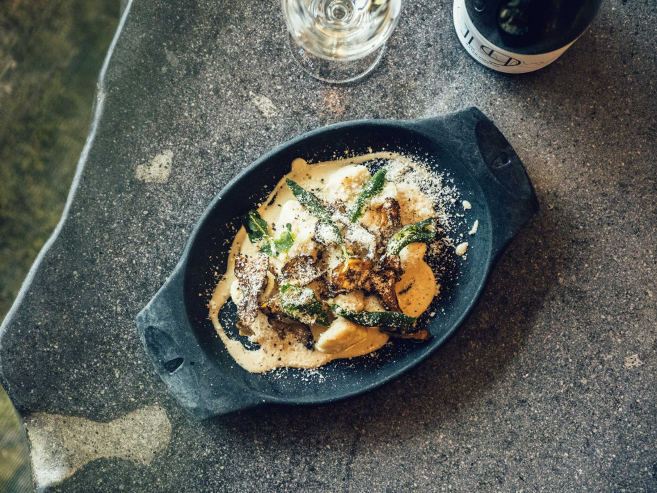 A Restaurang ÄNG fogadószintjének látványkonyhájának felülete mintha a rajta kínált fogás folytatása lenne