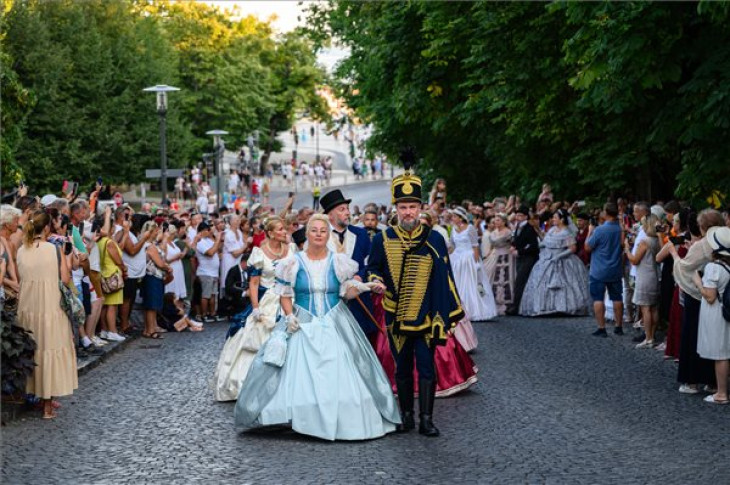  A 199. Anna-bál résztvevőinek ünnepélyes bevonulása a balatonfüredi Vaszary Villától az Anna Grand Hotelbe / Forrás: MTI/Vasvári Tamás