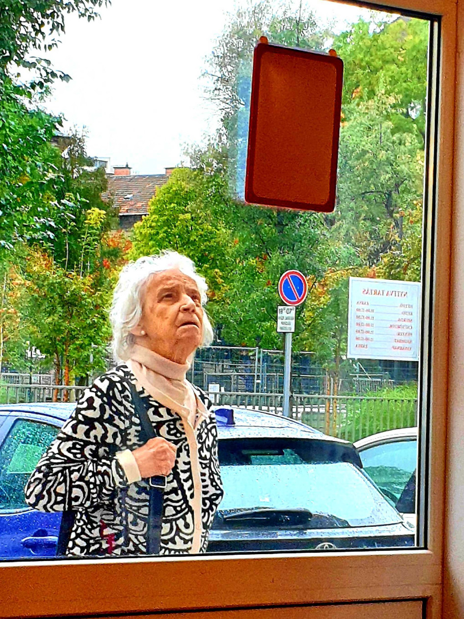 Régi törzsvendég, amint épp szomorúan konstatálja, hogy a nyitás nem csütörtökön, hanem csak másnap lesz