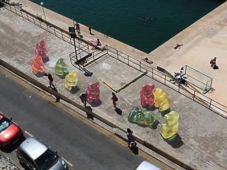 Nem korzóznak óriás gumimacik Málta fővárosának tengerparti sétányán