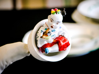 Udvari pompa, kortárs ragyogás: porcelánkiállítás Fertődön