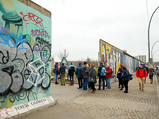 30 éve omlott le a berlini fal