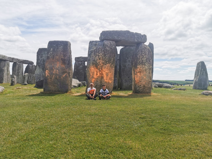 Narancssárga porfestékkel fújták le a Stonehenge-et egy klímavédelmi szervezet aktivistái