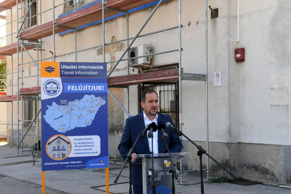 Hegyi Zsolt, a MÁV Zrt. vezérigazgatója beszél a MÁV 15 milliárd forintos állomásmegújítási programjáról tartott sajtótájékoztatón, Esztergom-Kertváros vasútállomáson