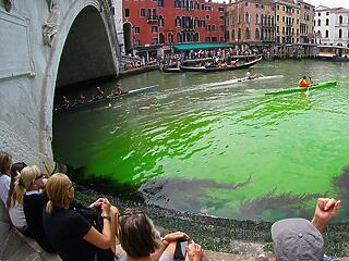 Zölden foszforeszkál a velencei Canal Grande vize