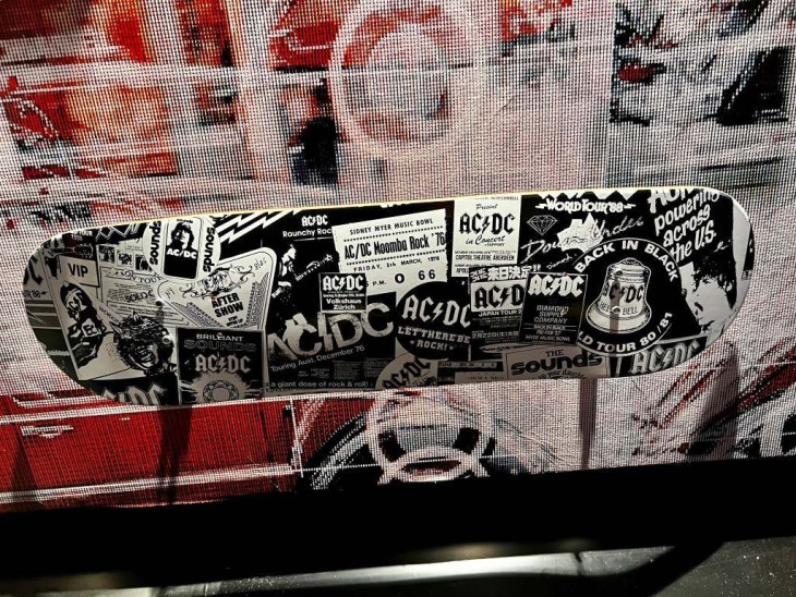 A kiállított deszkák között található AC/DC és Vasarely ihletésű is