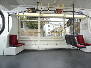 Kiszerelik az üléseket a villamosból Bécsben