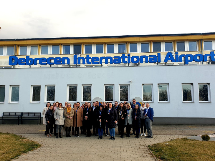 A TUI Magyarország által meghívott szakmai partnerek a debreceni reptérlátogatáson / Fotó: szerző