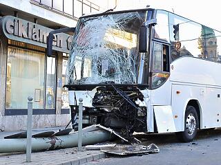Turistabusz szenvedett közlekedési balesetet Győrben
