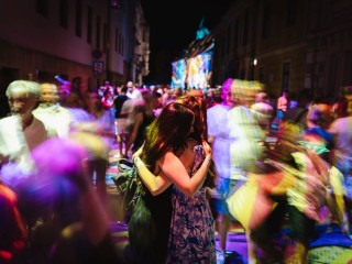 Fénnyel festett történelmi épületek, interakció a mesterséges intelligenciával: fényfesztivál Pécsett