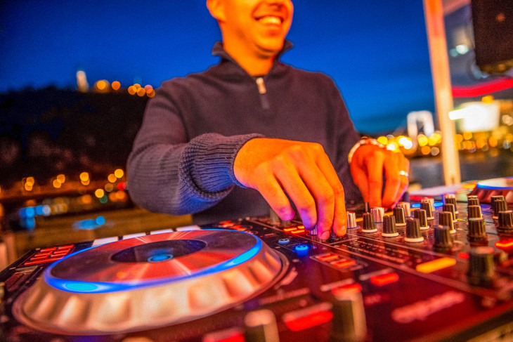 Élőzene hétvégenként és esténként, profi DJ-k szereplésével, jazz-re  és lounge hangulatra hangolva / Forrás: Port de Budapest