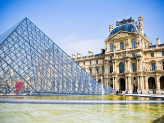 Felbecsülhetetlen értékű ékszereket loptak el a párizsi Louvre-ból