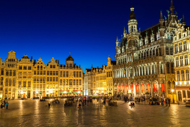 Brüsszel varázslatos, turistamágnes főtere esti megvilágításban / Forrás: Depositphotos