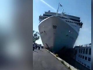 Turistahajónak ütközött egy tengerjáró Velencében