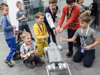 Robotkutya jön-megy a debreceni élményközpontban